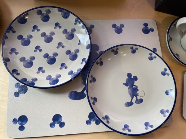 Side plates - 2 stuks met Mickey patroon - Heeft een grijs/groenige gloed. Bekijk de foto.