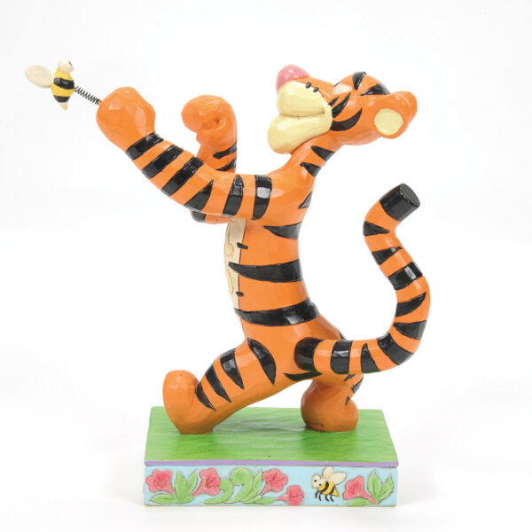 Tigger Fighting a Bee Figurine - Afbeelding 3