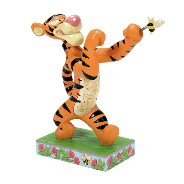 Tigger Fighting a Bee Figurine - Afbeelding 2