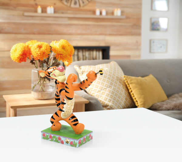 Tigger Fighting a Bee Figurine - Afbeelding 4